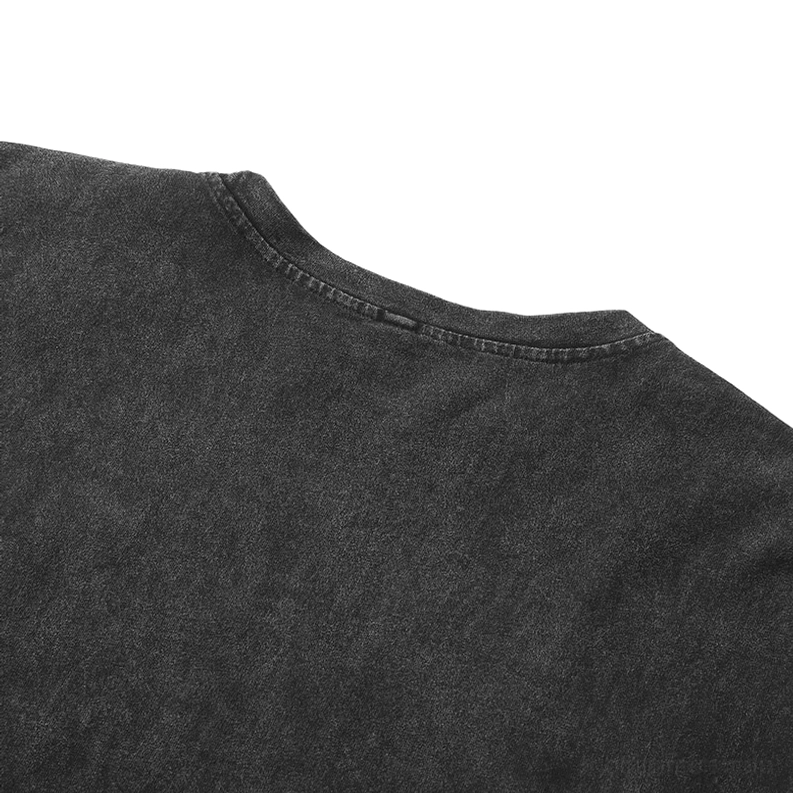 Detail der linken Schulternaht mit verstärkter Verarbeitung auf dem verblasstem schwarzen Gothic Anime Distressed Tanktop - Nahtqualität