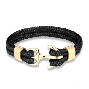 Gold polierter Edelstahl-Anker Charm auf schwarzem Leder-Seilarmband, Flachaufnahme des Gothic Schmucks