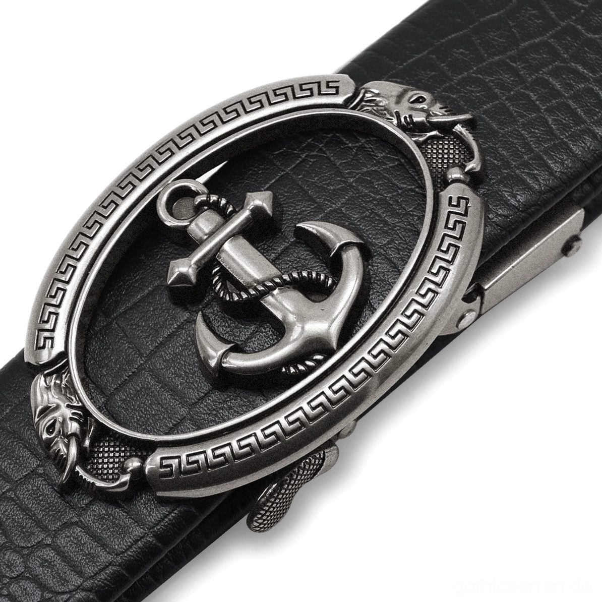 Schwarzer Ledergürtel mit silberner Anker-Buckle, griechischer Schlüssel-Dekofassung und nautisch-gotischer Stilisierung, Nahaufnahme seitlich