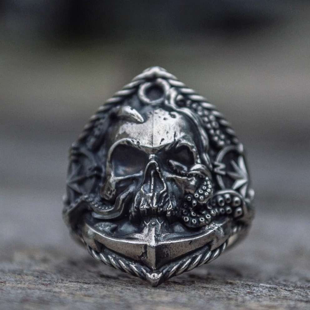 Gothic Anker Schädel Kompass Ring auf steinoberfläche platziert, zeigt vollständiges vintage maritime design mit seil-bordüre