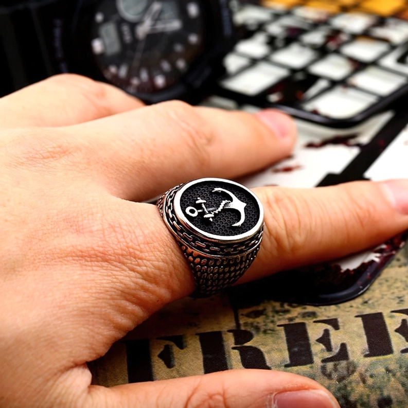 Anker Siegelring Lifestyle-Aufnahme - Vintage Gothic Styling mit maritimen und dunkelromantischen Aesthetik Alternative Schmuck Outfit