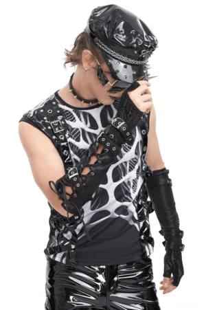 Männliches Model in industriellen Gothic fingerlose Arm Gauntlets mit Captain Hat und Sonnenbrille, Drei-Viertel-Nahansicht, cyberpunk Styling