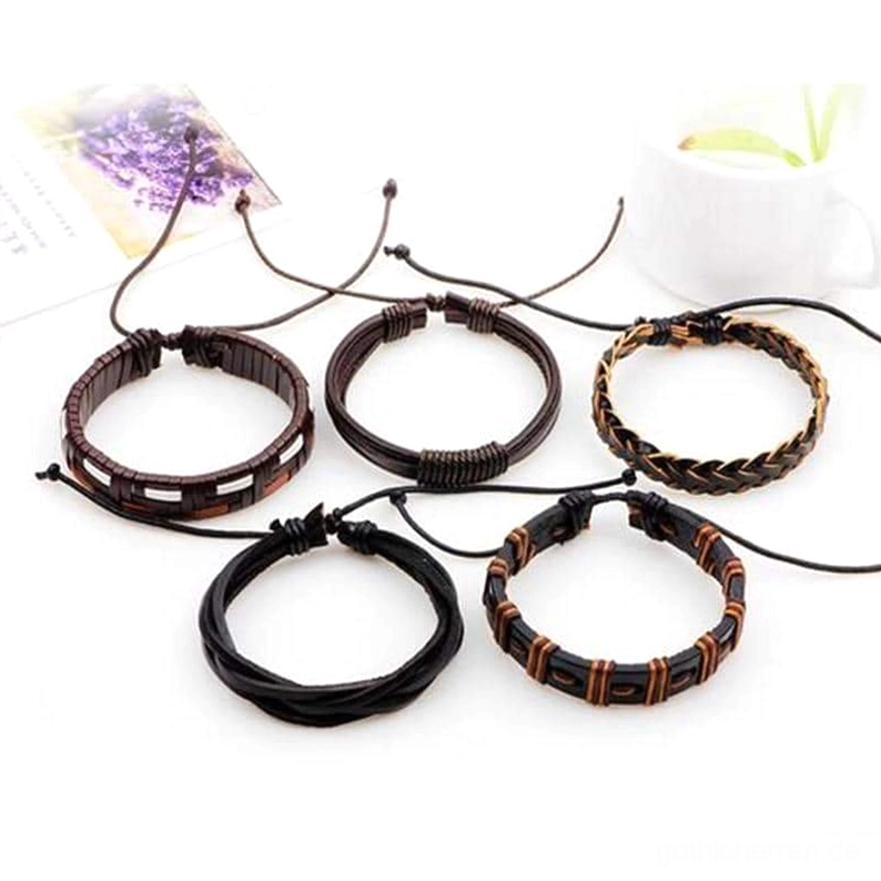 Lose Anordnung des 5er Gothic Armband Sets - Einzelne Stile und Variationen der geflochtenen Leder-Armbänder in Flatlay