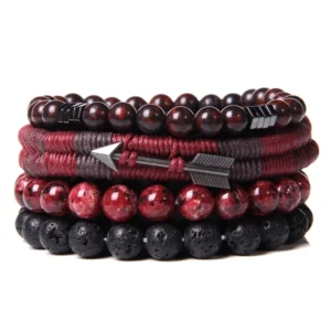 Crimson Shadow mehrschichtiges gotisches Armband mit weißen gesprenkelten roten Steinperlen, schwarzen Lavasteinperlen, weinroten Holzakzenten und schwarzem Pfeil-Charm-Detail in Vintage-Flechtwerk