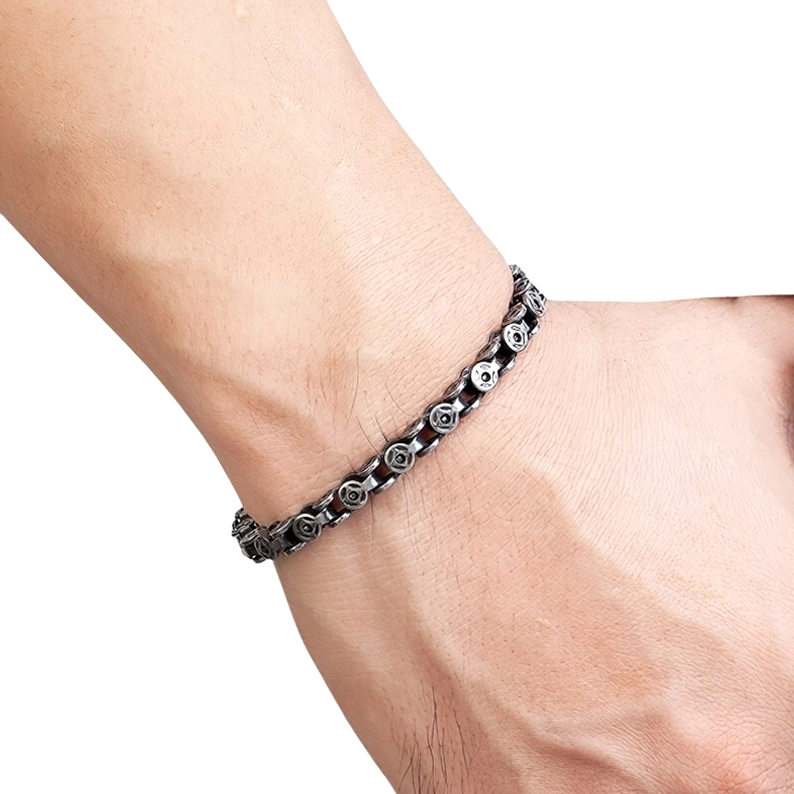 Gothic Armband für Herren mit kreisförmigen Kettengliedern – dunkles Silber Punk Stil getragen am Handgelenk Seitenansicht