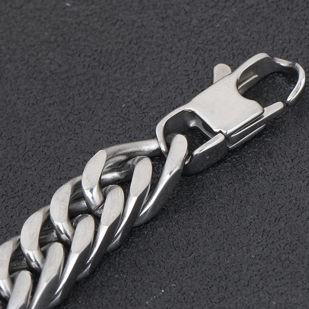 Nahaufnahme des massiven Edelstahl-Hummerkrallenverschlussmechanismus am Gothic-Panzerarmband in seitlicher Detailansicht