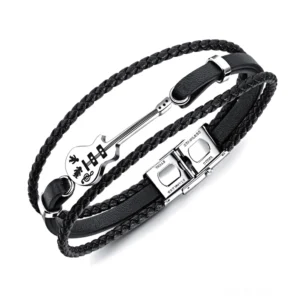 Schwarzes mehrlagiges Leder-Armband mit Bassgitarren-Charm und Edelstahl-Toggle-Verschluss – Gothic Style Herren-Armband mit geflochtener Struktur
