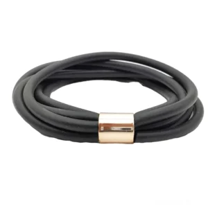 Mehrschichtiges schwarzes Gummi-Armband von oben in Draufsicht auf weißem Hintergrund, geometrische schwarze Gummibänder mit poliertem Metallverschluss Detail