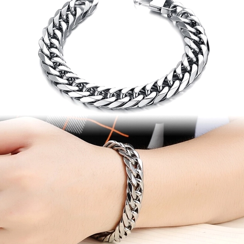 Offenes massives verdrehtes Edelstahl-Gothic-Panzerarmband mit offenen Hummerkrallenverschluss zum Anlegen bereit