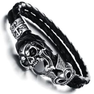 Detailnahe Seitenansicht des geflügelten Schädel-Charm Armbands mit verwinkeltem Edelstahl-Handwerk, sichtbarer geflochtener Leder-Konstruktion und schwarzem Zirkonia-Stein