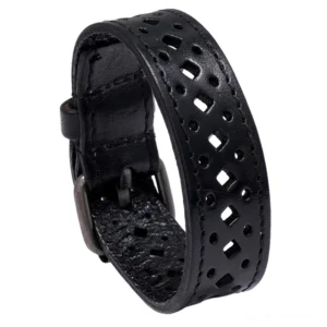 Schwarzes mattes Leder Gothic Armband mit quadratischen Ausschnitten und Hohllinienmuster, Punk-Rock Manschette mit Vintage Metallhardware und präzise genähten Rändern, Studio-Aufnahme auf schwarzem Hintergrund