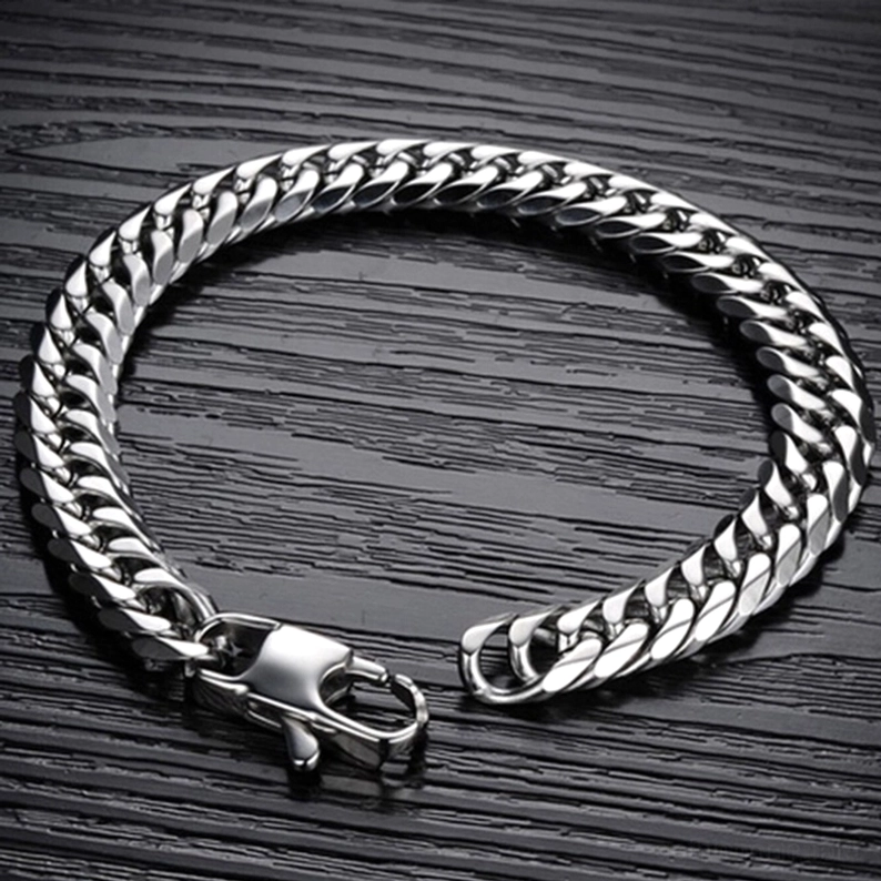 Komplettes silberfarbenes Gothic-Panzerarmband mit seitlichem Verschluss in Draufsicht zeigend gleichmäßiges verdrehtes Gliedmuster