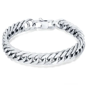 Draufsicht eines geschlossenen silbernen Edelstahl-Gothic-Panzerarmbands mit Hummerkrallenver­schluss auf weißem Hintergrund