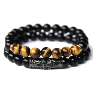 Gothic Edelstein-Armband mit gemischten Tigerauge und mattschwarz Obsidian-Perlen, geschnitzte Metallverzierungen, elegante doppelschichtige Konstruktion auf weißem Untergrund
