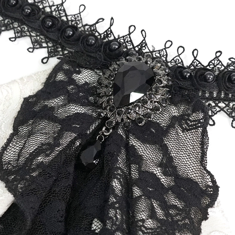 Zentrales schwarzes Edelstein-Ornament mit Vintage-Metall-Filigree-Rahmen und perlenbesetztem schwarzem Spitzen-Trim der Gothic-Ascot-Krawatte, Draufsicht-Nahaufnahme