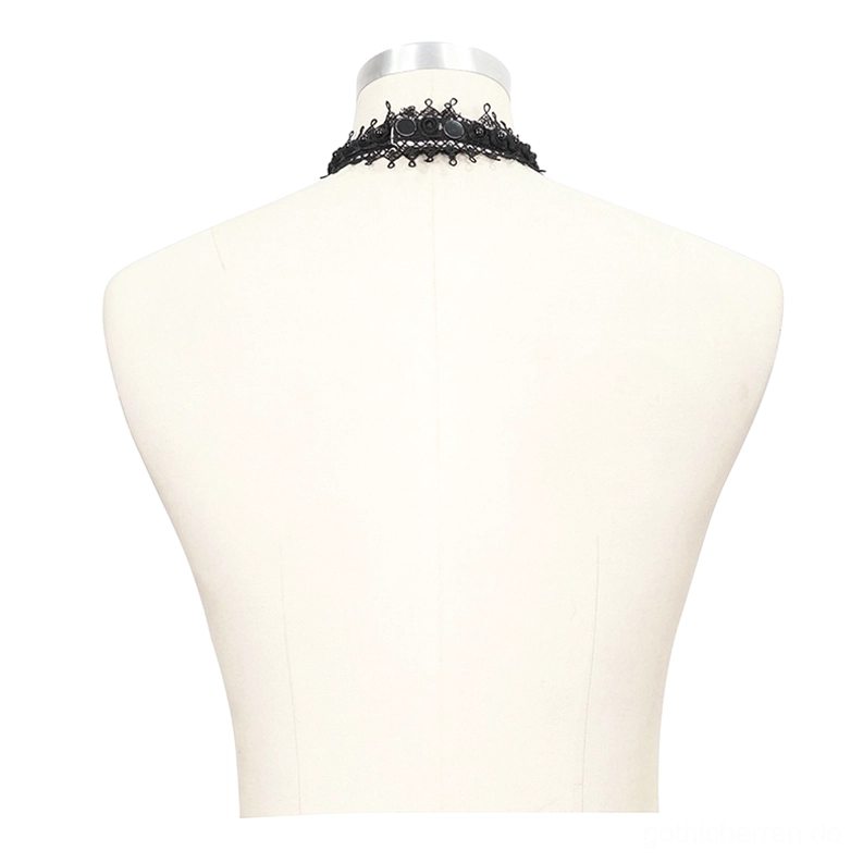 Rückansicht der Gothic-Ascot-Krawatte auf Schneiderpuppe zeigt schwarzes Spitzen-Choker-Halsband und Metall-Trim-Details des verstellbaren Verschlusses