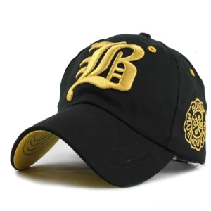Schwarze und goldene gotische Letter-Stickerei Baseball Kappe mit gelbem Futter-Detail - Dark Aesthetic Kopfbedeckung für Goth Style