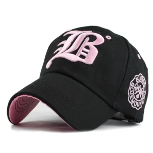 Schwarze Gothic Baseball Kappe mit pinker Lettern-Stickerei und rosa Futter - Alternative Fashion Statement Piece für dunkle Ästhetik