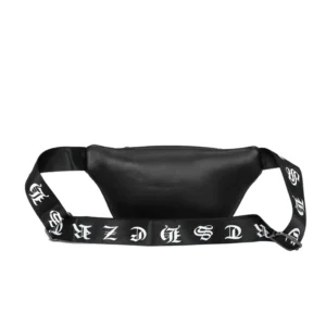Schwarze Gothic Bauchtasche mit verstellbarem Crossbody-Riemen in gotischen Schriftzügen – Seitenansicht mit detaillierter Nieten-Verzierung und Metallschädel-Emblem