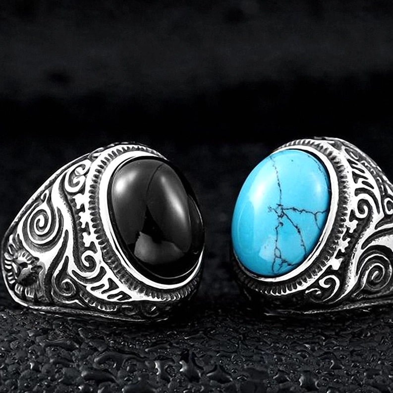Gothic-Bezel-Fassung-Siegelring mit schützender Stein-Montage, Alternative-Fashion-Schmuckstück in Nahaufnahme-Produktfotografie