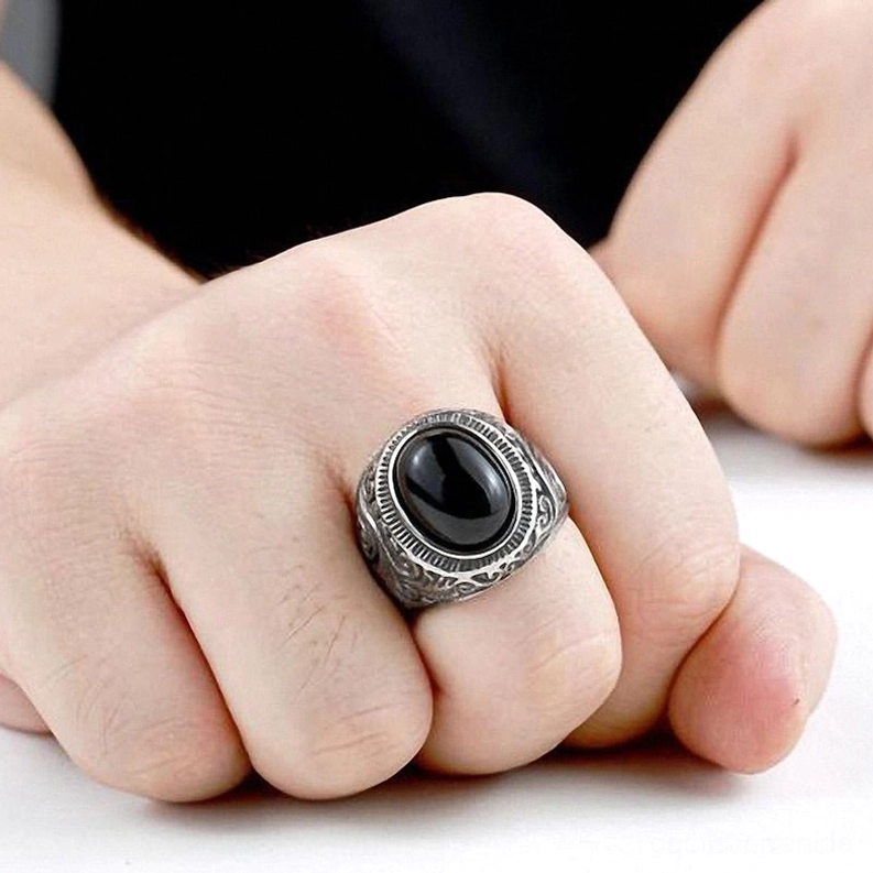 Gothic-Bezel-Siegelring-Handwerkskunst, Edelstahl-Qualität mit eingraviert Band-Konstruktion, Detail-Nahaufnahme der Verarbeitungsqualität