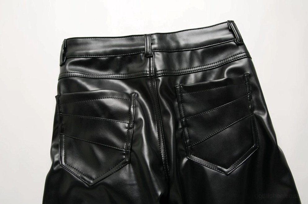 Nahaufnahme Detail der hinteren Taille und doppellagigen Taschenlappen auf Gothic Biker-Kunstleder-Lederhose