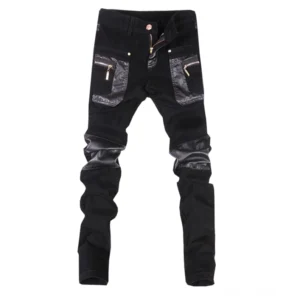 Gothic Biker Lederhose Vorderansicht – schwarze Kunstlederhose mit vergoldeter Hardware, Kontrastpaneelen und Reißverschluss-Taschen