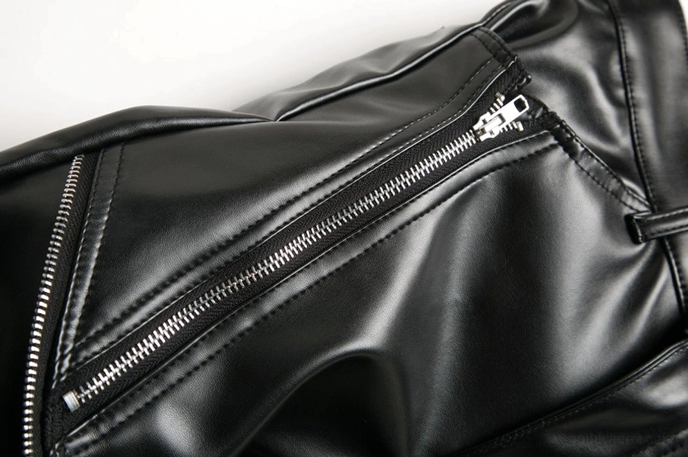 Vorderer Bein-Reißverschluß mit erweitertem Metallreißverschluß und Stepperei auf Gothic Biker-Kunstleder-Lederhose
