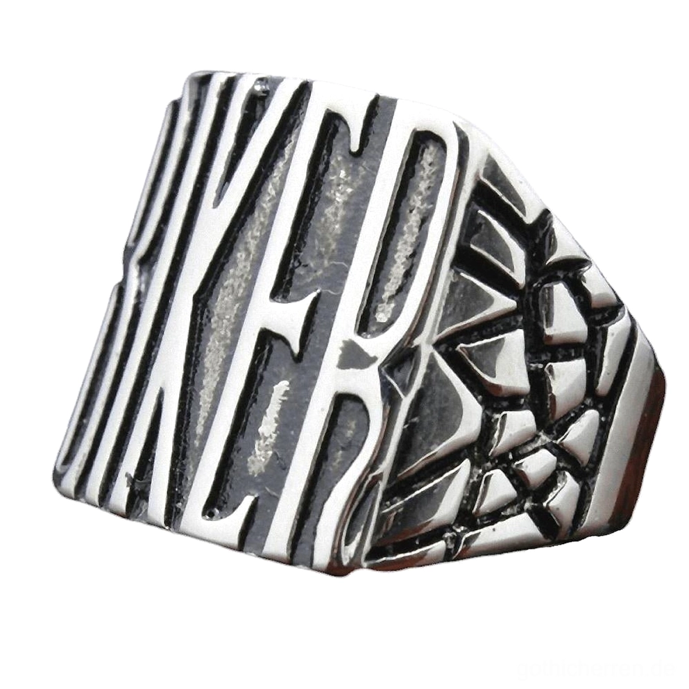 Seitendetail des Gothic Biker Rings mit strukturiertem Riss-Muster und kühner Buchstabenpräg, vintage Silberton Edelstahl, schräge Perspektive