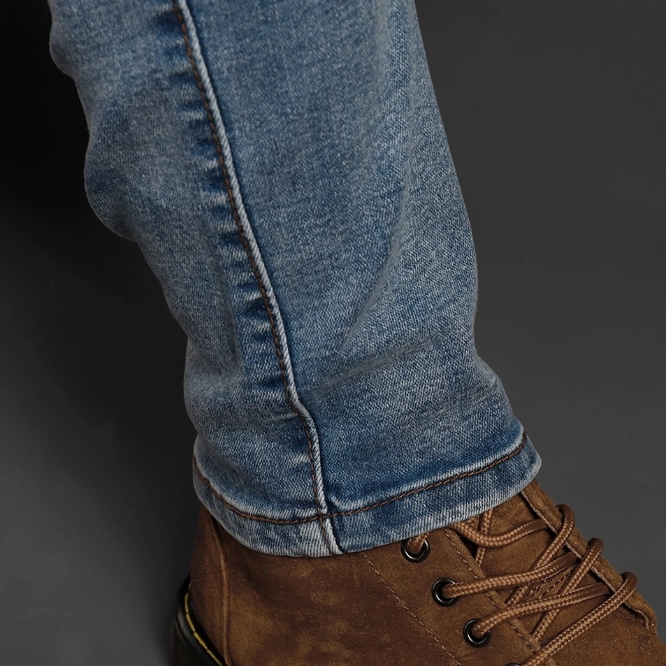 Schwarze Gothic Biker Schutzjeans Waden- und Knöchel-Detail slim fit Motorrad
