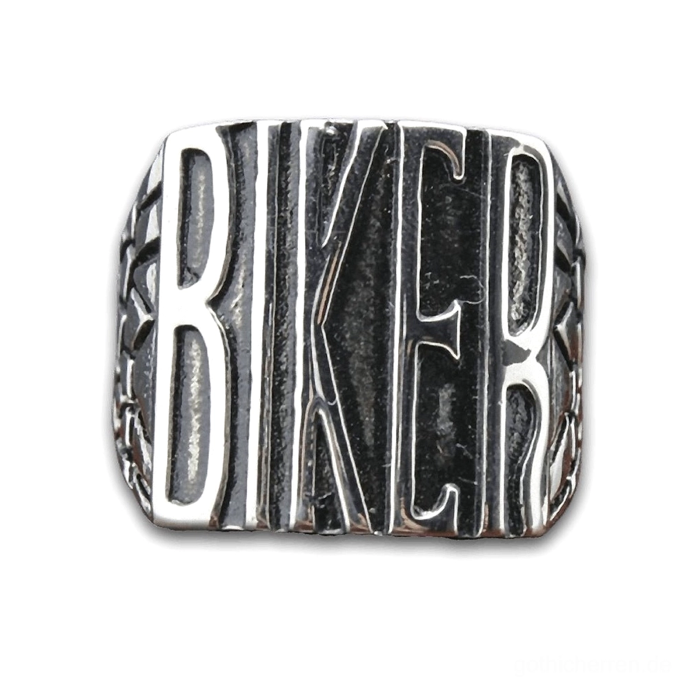 Gothic Biker Statement Ring mit geprägter BIKER Beschriftung, polierter Silber-Edelstahl, Vorderansicht Flachaufnahme auf weißem Hintergrund, Statement-Siegelring
