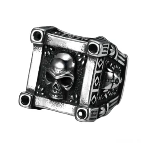 Biker Totenkopf Ring in Antiksilber – Seitenansicht mit skulpturalen Relief-Gravuren, detailliertem Metalwerk und oxidiertem Finish, klassischer Gothic-Schmuck