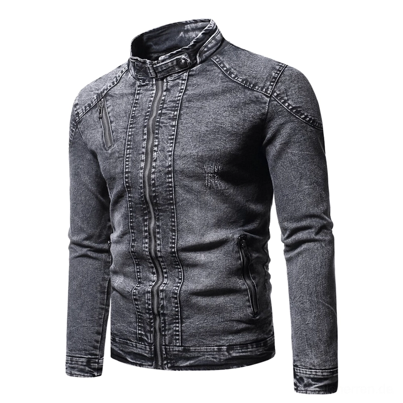 Dunkelgraue distressed Denim-Bikerjacke mit funktionalen seitlichen Reißverschlusstaschen, luxuriösem Plüsch-Innenfutter sichtbar, Gothic-Stehkragen-Design, Vorderperspektive mit Metalldetails