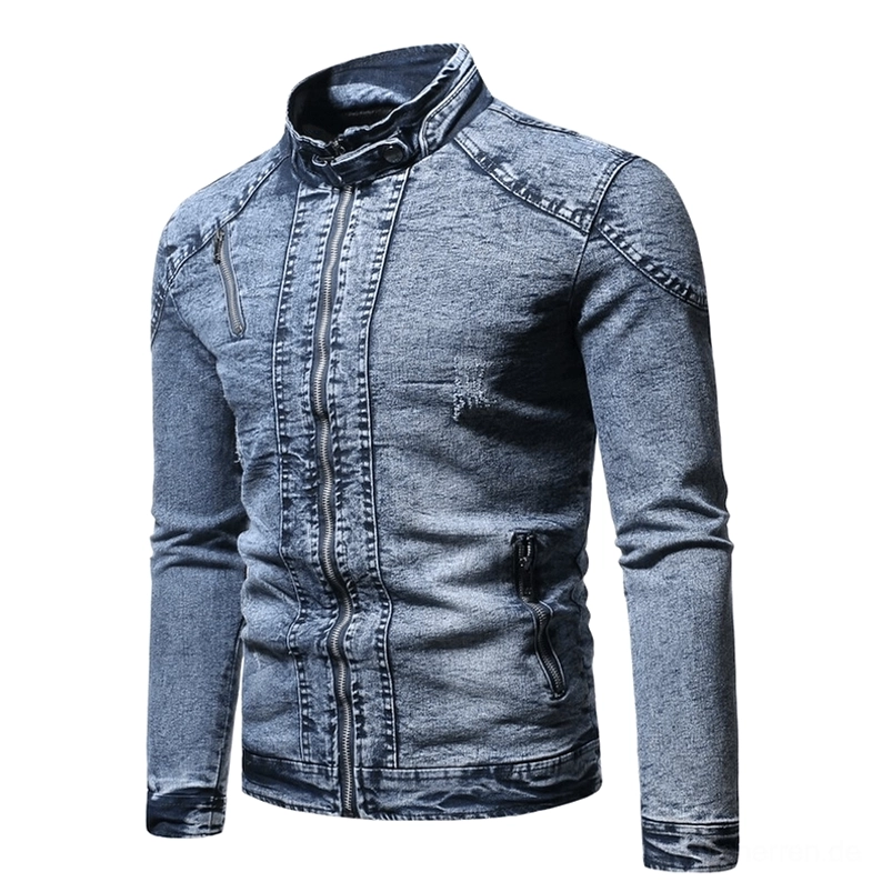 Hellblaue Stone-Washed Gothic-Denim-Bikerjacke mit distressed Finish und funktionalen seitlichen Taschen, Vollansicht von vorne mit Stehkragen und Metallreißverschlüssen, Alternative-Mode-Stil