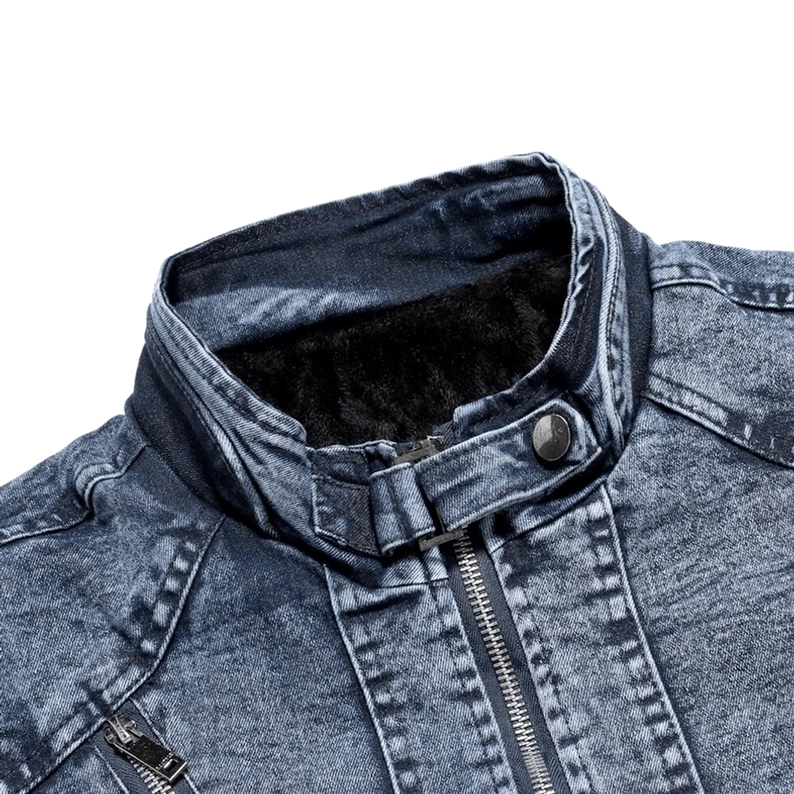 Nahaufnahme des charakteristischen Stehkragens mit verstellbarem Verschluss und luxuriösem schwarzem Plüsch-Fleece-Innenfutter, Texturdetail des plüschigen Linings, gotische Kragenarchitektur
