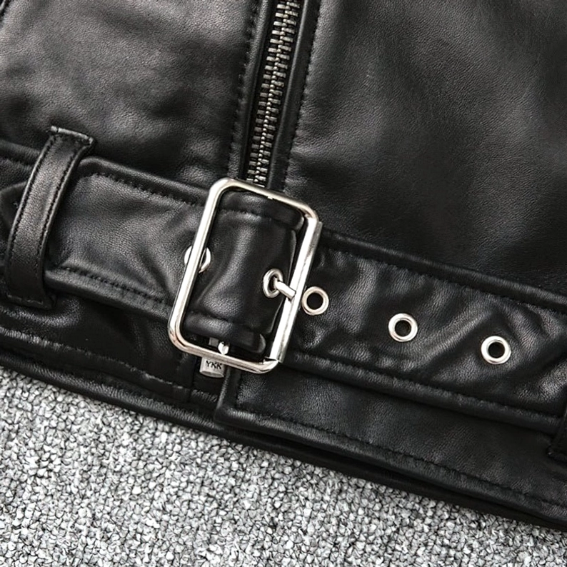 Gothic Bikerjacke Taillenriemen Schnallendetail Metallhardware abnehmbarer Riemen Verschlussdetail