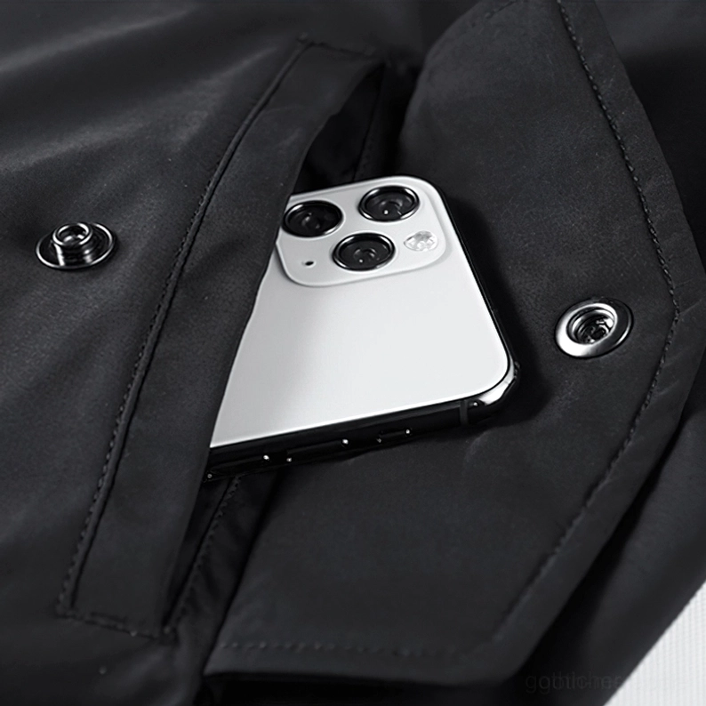 Funktionale Druckknopf-Tasche Detail auf schwarzer Skull Tactical Bomber Jacke - Smartphone passende Klapptasche mit robustem Nylon Stoff