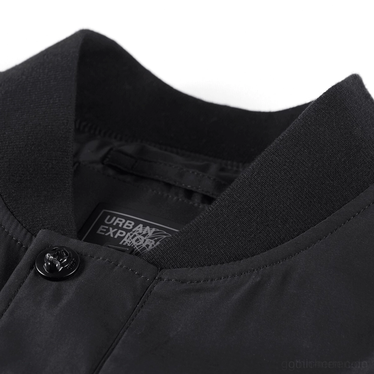 Gothic Bomber Jacke Stehkragen Detail Nahaufnahme - gerippte Krageneinfassung mit Metalldruckknopf und inneres Urban Explorer Etikett