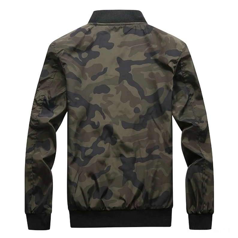 Dunkle Camouflage Bomberjacke Rückansicht mit vollständigem Muster und geripptem Saumdetail, strukturierte Gothic-Jacke für Alternative Mode