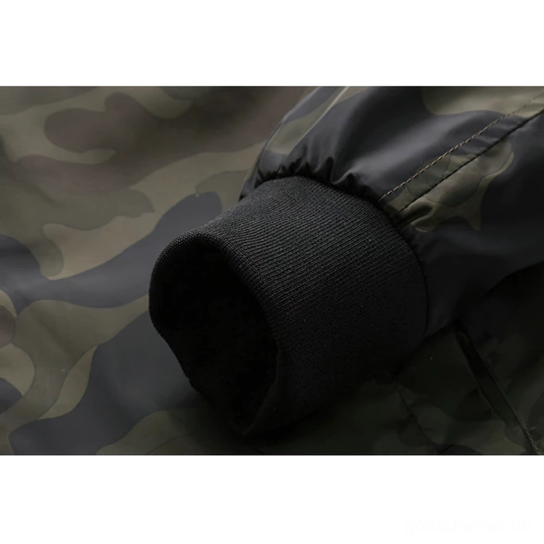 Gothic Military Camouflage Bomberjacke Styling-Aufnahme mit moderner Alternative-Ästhetik, Dark Fashion Statement-Piece für Herren
