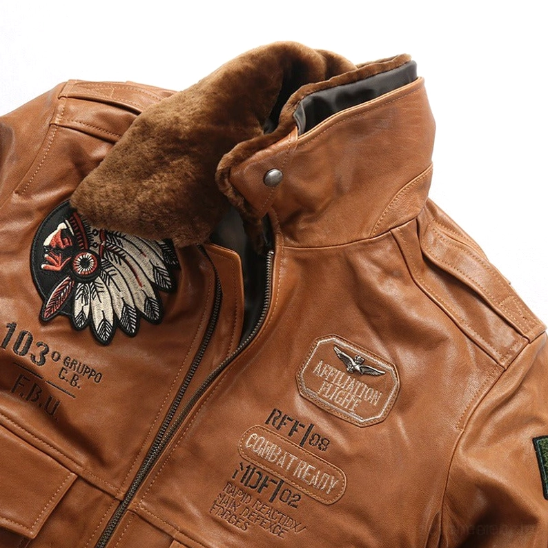 Gothic Lammleder Bomberjacke Vorderdetail mit abnehmbarem Pelzkragen-Rahmen, besticktem Patch-Placement und Premium Schafsleder Textur