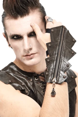 Gothic brauner Leder-Fingerlose Handschuh mit Schädel-Reißverschluss Detail von vorne auf männlichem Modell mit Punk-Styling und Messingnieten