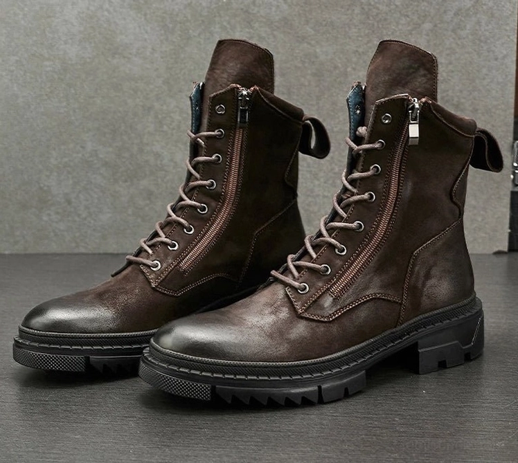 Gothic-Combat-Stiefel dunkelbraun Leder Nahaufnahme mit Schnürdesign und robuster Laufsohlenprofil - echtes Rindsleder mit kräftigen Metallösen