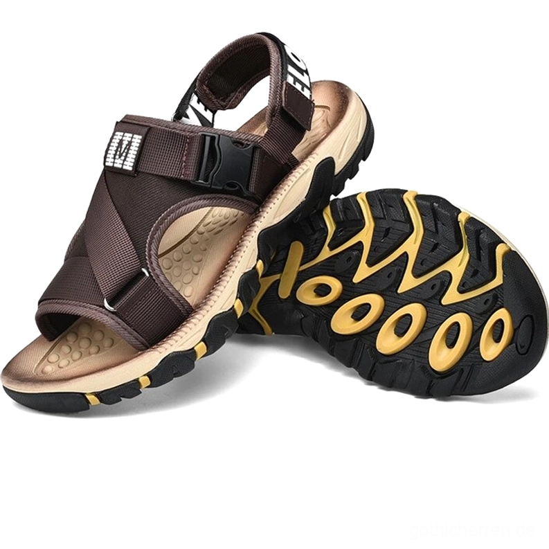 Gothic Buckle Mesh Sandalen Herren mit verstellbarem Schnallensystem und hochgriffiger Gummilaufsohle, schräganlageansicht mit sichtbaren Riemchen und industrial-inspiriertem Design