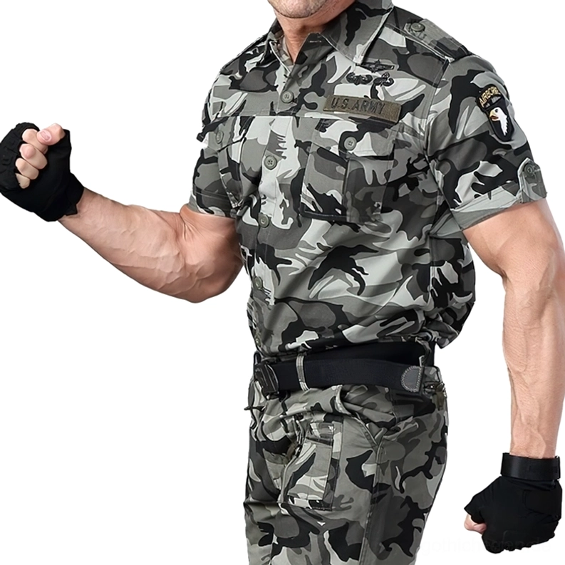 Camouflage-farbenes Gothic Military Tactical Hemd – Halbe Körperansicht vorne mit Airborne Army Badge und taktischem Gürtel