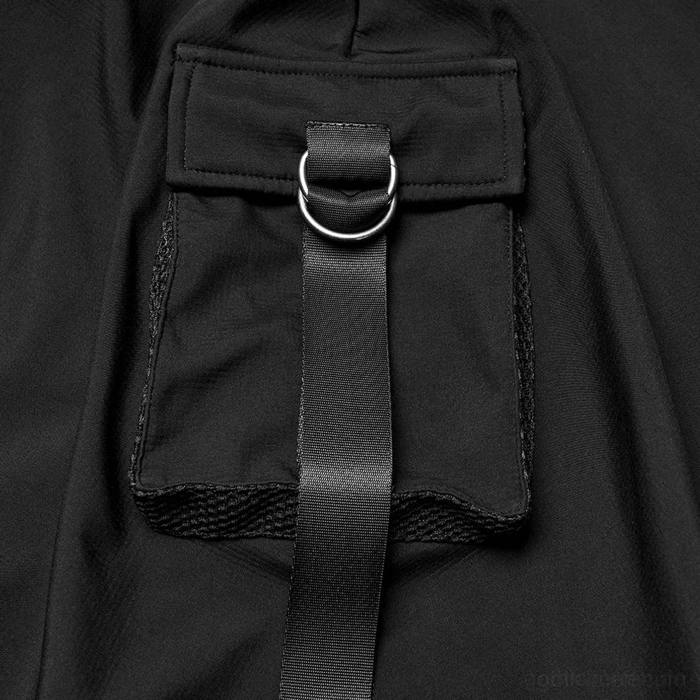 Detaillierte Ansicht der 3D-Seitentasche mit Webbing und D-Ring am wasserdichten Gothic Wasteland Cape mit robustem schwarzem Polyester und Mesh-Fütterung