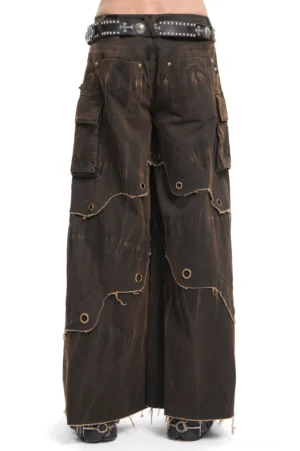 Gothic Wide-Leg Cargo Hose in Braun – Rückansicht auf männlichem Modell mit Cargo-Taschen und Metallösen-Hardware