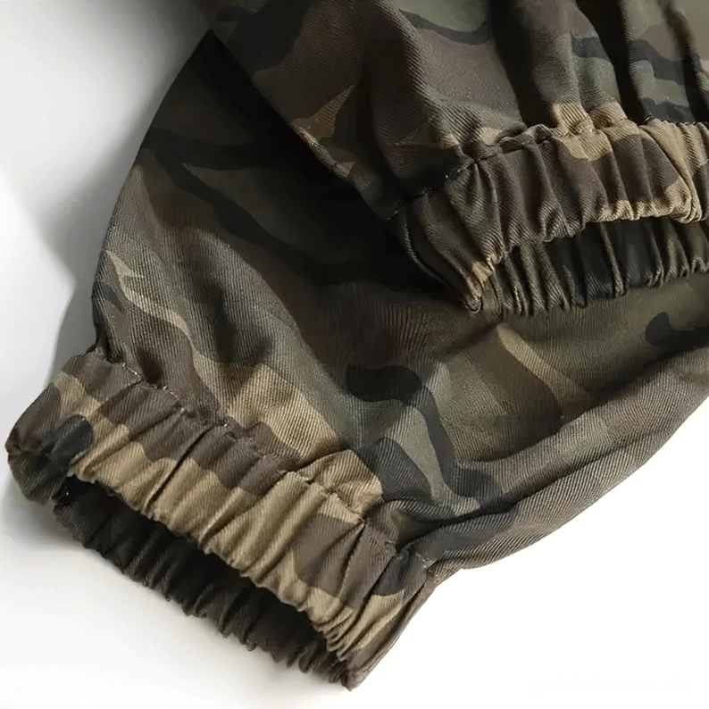 Gothic Camouflage Cargo Hose Gesamtsilhouette und Passform-Demonstration mit verjüngten Knöchelmanschetten und funktionalem Design