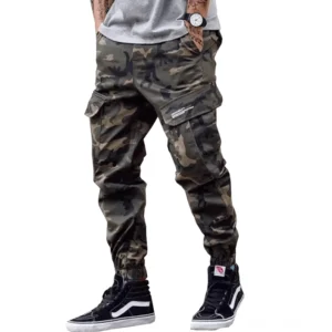 Gothic Camouflage Cargo Hose mit Multi-Pocket-Design von hinten, getragen mit grauem T-Shirt und High-Top Skate Schuhen im urbanen Street-Style