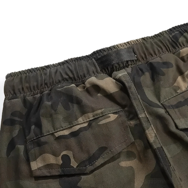 Hintere Taschenklappe der Camouflage Cargo Hose in Nahaufnahme mit verstärktem Nahtwerk und präzisem Tailoring